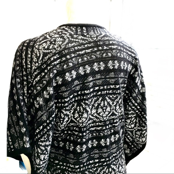 Chico’s Light Weight Black White Knitted Ruana 1 - Picture 5 of 7